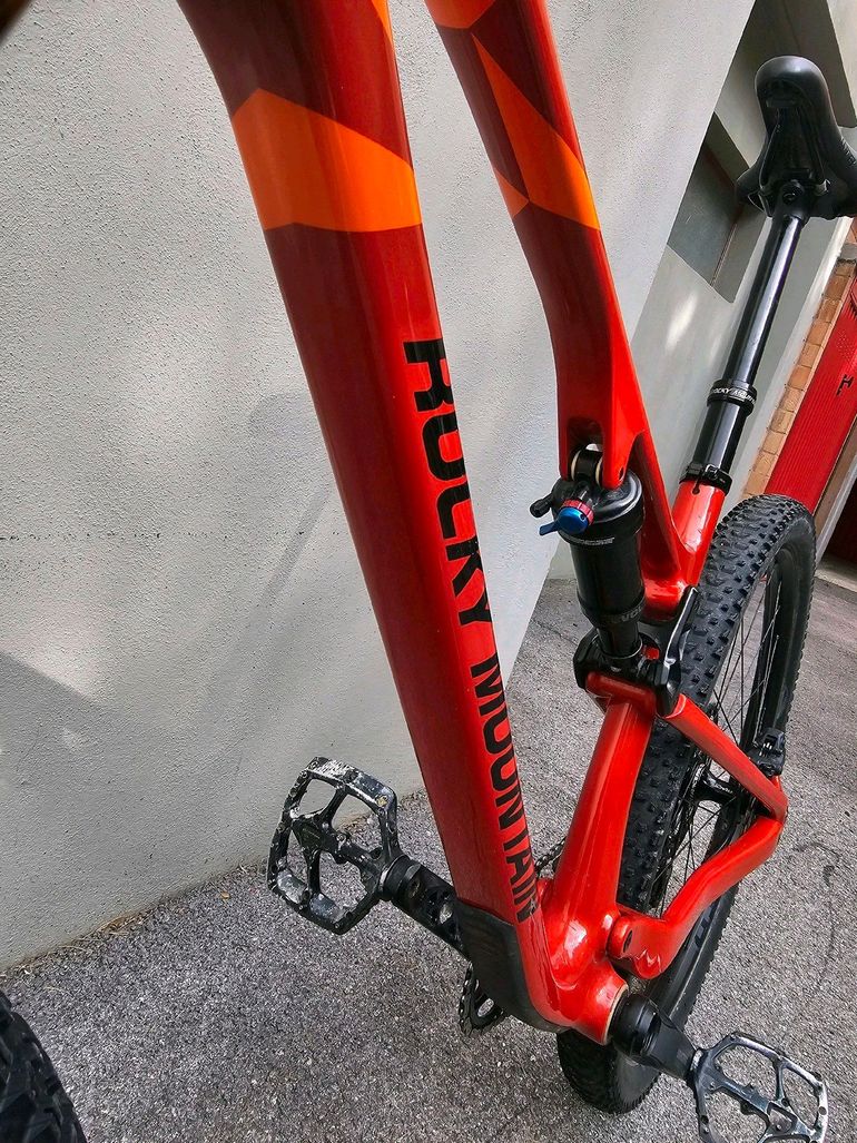 Used Rocky Mountain Element Carbon 50 2022 Mountainbike, Rosso — image 22 of 45