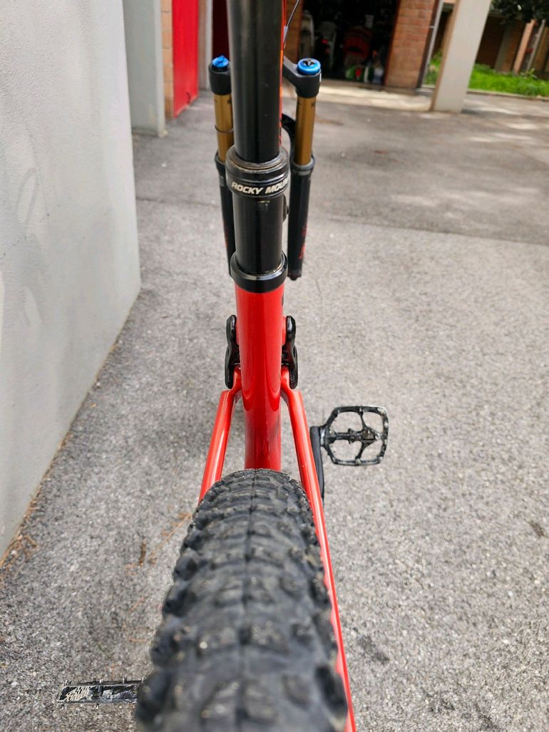 Used Rocky Mountain Element Carbon 50 2022 Mountainbike, Rosso — image 15 of 45