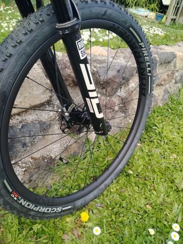 Trek Supercaliber SRAM XX SL Eagle AXS (T-Type) 2025 Mountainbike usato, Grigio chiaro — immagine 5 di 6