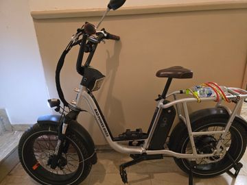 Rad Power Bikes Runner + 2023 Road & Gravel usato, Grigio chiaro — immagine 7 di 21
