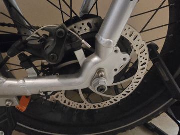 Rad Power Bikes Runner + 2023 Road & Gravel usato, Grigio chiaro — immagine 10 di 21