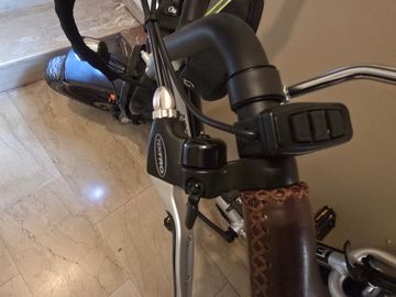 Rad Power Bikes Runner + 2023 Road & Gravel usato, Grigio chiaro — immagine 13 di 21