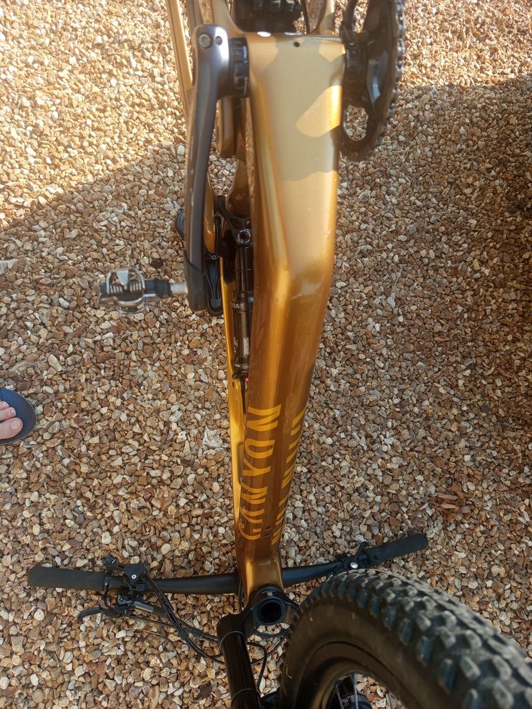 Canyon Lux Trail CF 8 2024 2024 Mountainbike usato, Arancione — immagine 9 di 13