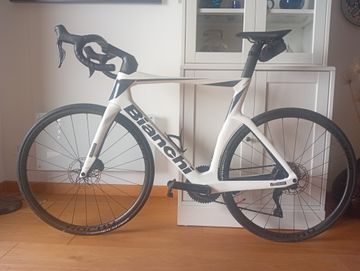 Used Bianchi Oltre 105 Di2 2023 2023 Road & Gravel, White — image 5 of 6