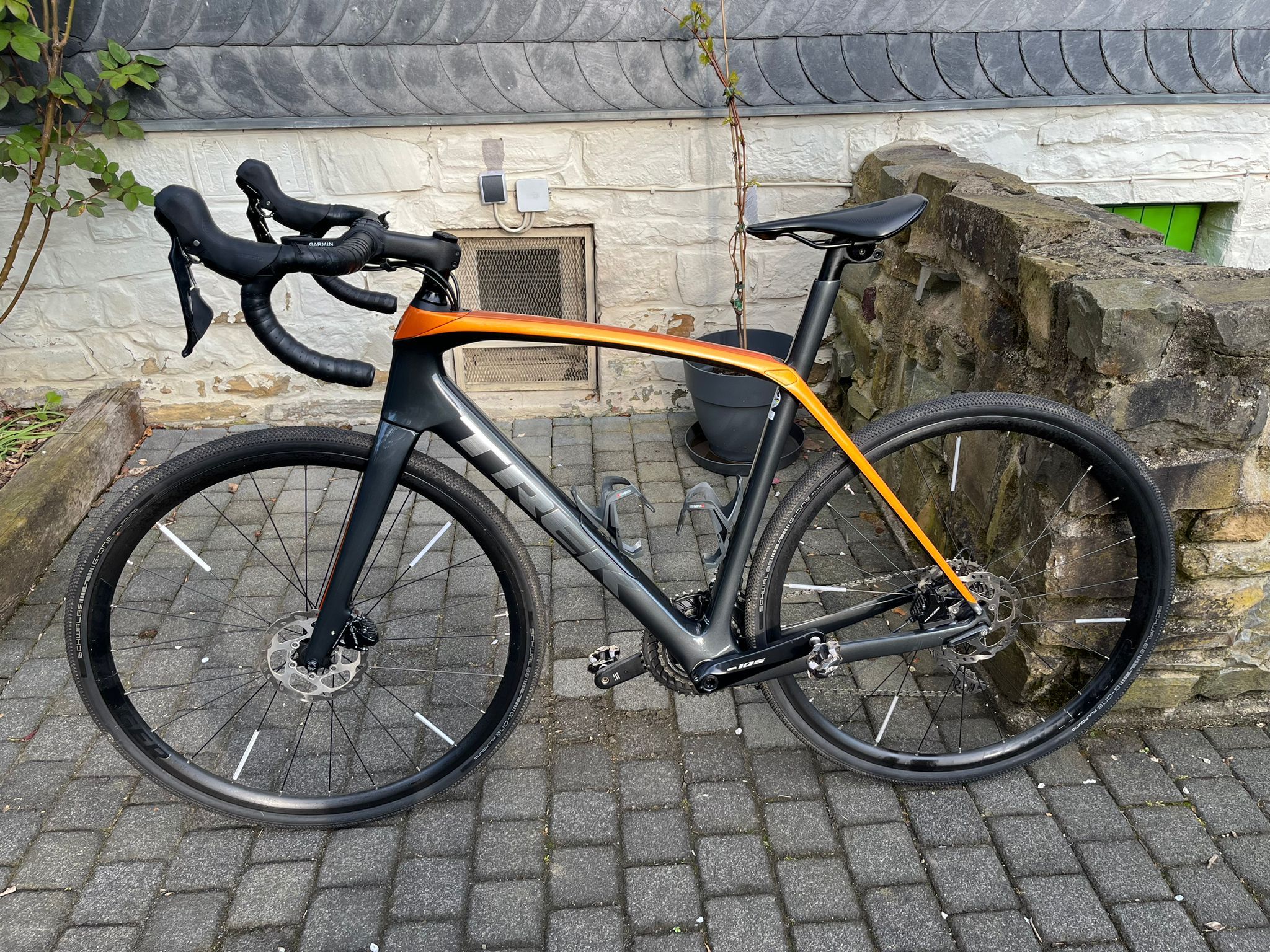 Trek Domane SL 5 Disc used in 56 cm | buycycle UK