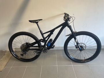 Specialized Stumpjumper Alloy 2022 2022 Mountainbike usato, Nero — immagine 1 di 10