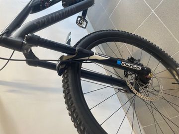 Specialized Stumpjumper Alloy 2022 2022 Mountainbike usato, Nero — immagine 2 di 10
