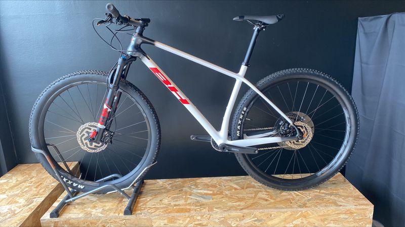 Used BH ULTIMATE RC 7.5 2022 2022 Mountainbike, Light Gray, 29 — image 2 of 3