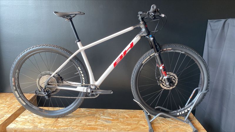 Used BH ULTIMATE RC 7.5 2022 2022 Mountainbike, Light Gray, 29 — image 1 of 3