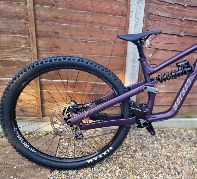 Used Canyon TORQUE DH CLLCTV 2024 Mountainbike, Purple — image 3 of 6