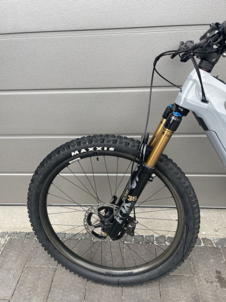 Used Canyon Spectral:ON CF 9 2021 Mountainbike, Light Gray — image 11 of 14