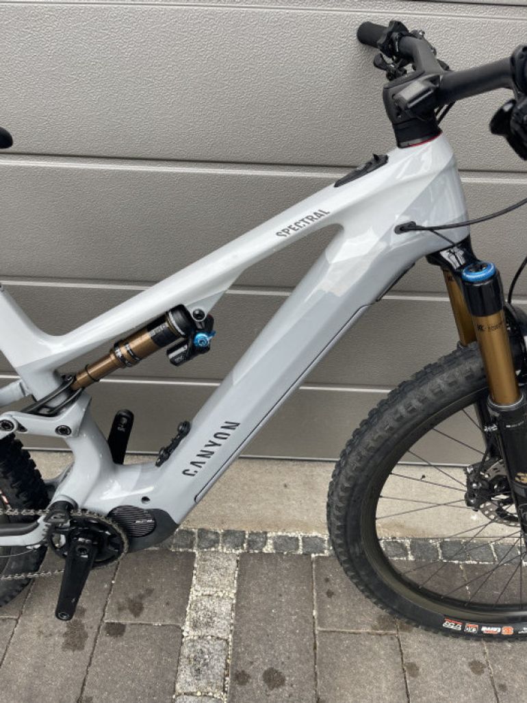 Used Canyon Spectral:ON CF 9 2021 Mountainbike, Light Gray — image 12 of 14