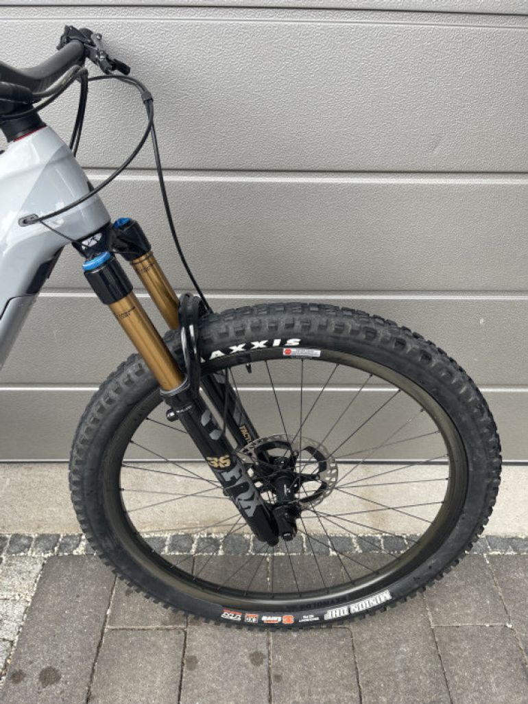 Used Canyon Spectral:ON CF 9 2021 Mountainbike, Light Gray — image 5 of 14