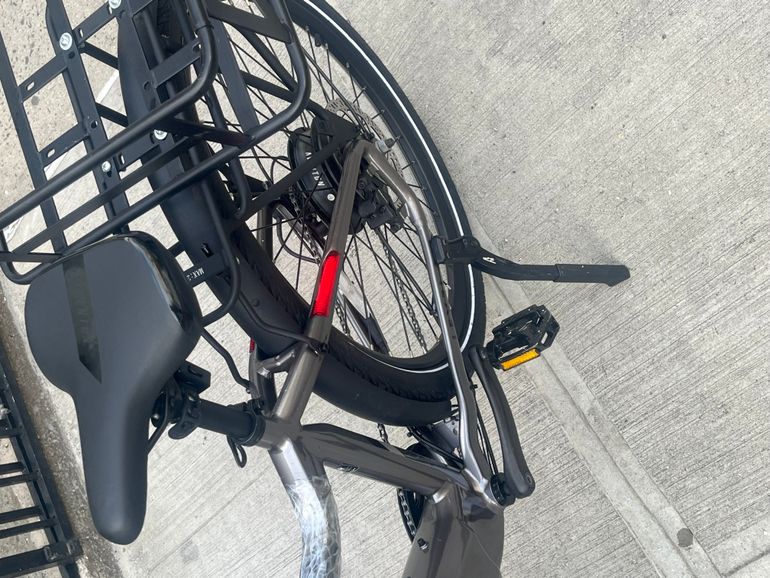 Used Aventon Level.2 commuter e-bike 2023 Road & Gravel, Light Gray — image 3 of 10