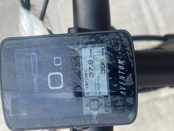 Used Aventon Level.2 commuter e-bike 2023 Road & Gravel, Light Gray — image 4 of 10