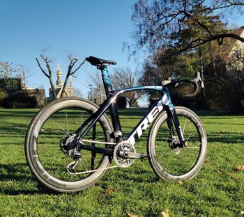Used Trek TREK MADONE Segafredo SLR PROJECT ONE "BLUE TINT" CERAMICPEED/SRAM AXS/Gr.56 NEU 2022 Road & Gravel — image 2 of 20