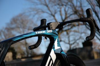 Used Trek TREK MADONE Segafredo SLR PROJECT ONE "BLUE TINT" CERAMICPEED/SRAM AXS/Gr.56 NEU 2022 Road & Gravel — image 12 of 20
