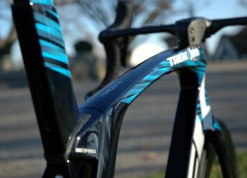 Used Trek TREK MADONE Segafredo SLR PROJECT ONE "BLUE TINT" CERAMICPEED/SRAM AXS/Gr.56 NEU 2022 Road & Gravel — image 1 of 20