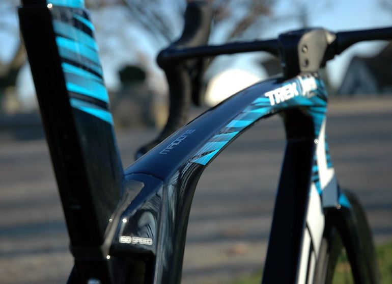 Used Trek TREK MADONE Segafredo SLR PROJECT ONE "BLUE TINT" CERAMICPEED/SRAM AXS/Gr.56 NEU 2022 Road & Gravel — image 1 of 20