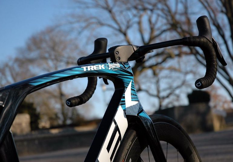 Used Trek TREK MADONE Segafredo SLR PROJECT ONE "BLUE TINT" CERAMICPEED/SRAM AXS/Gr.56 NEU 2022 Road & Gravel — image 7 of 20