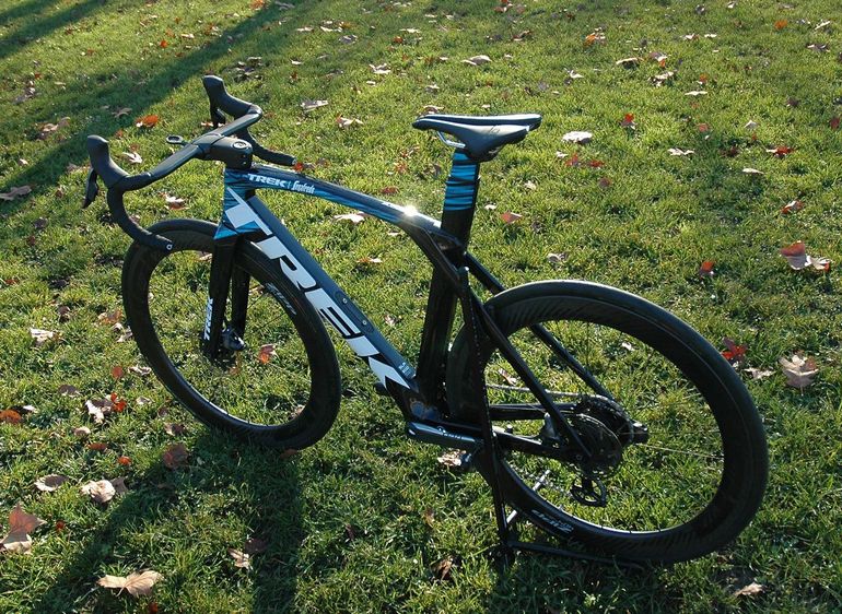 Used Trek TREK MADONE Segafredo SLR PROJECT ONE "BLUE TINT" CERAMICPEED/SRAM AXS/Gr.56 NEU 2022 Road & Gravel — image 3 of 20