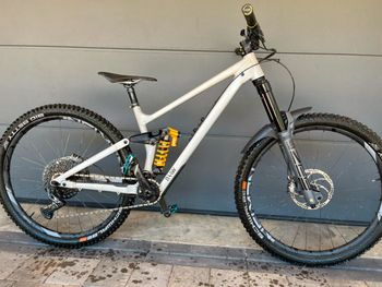 Used RAAW Madonna V2.2 2021 Mountainbike — image 1 of 6