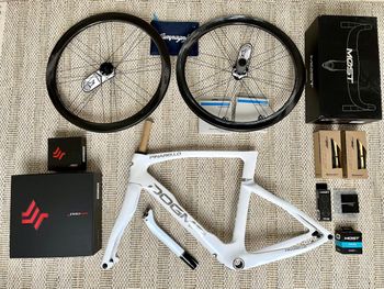 Pinarello, Dogma F Disc CRYSTAL WHITE 2024 + Campagnolo Super Record EPS + Bora WTO 45