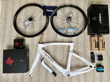 Brugt Pinarello Dogma F Disc CRYSTAL WHITE 2024 + Campagnolo Super Record EPS + Bora WTO 45 2024 Road & Gravel