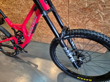Used Santa Cruz V10 DH S / Carbon CC 2024 2024 Mountainbike — image 2 of 6