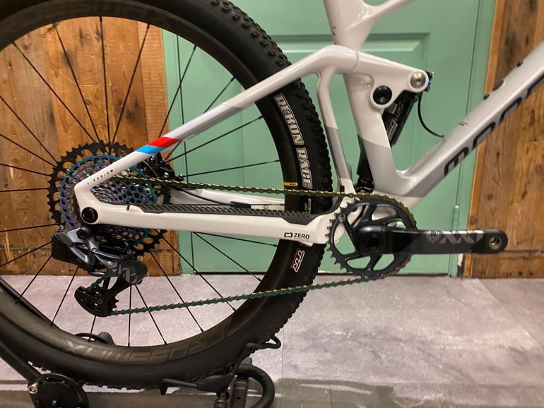 Gebrauchtes Mondraker F-PODIUM CARBON DC RR 2023 2023 Mountainbike, Hellgrau, 29 — Bild 3 von 3