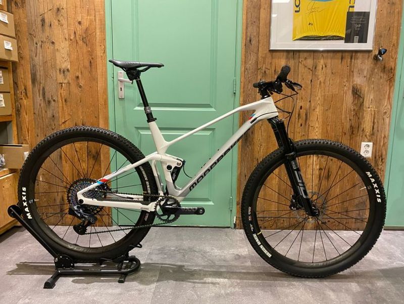 Used Mondraker F-PODIUM CARBON DC RR 2023 2023 MTB