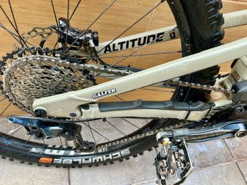 Used Rocky Mountain Altitude Powerplay 2021 Mountainbike, Light Gray — image 3 of 8