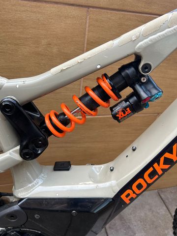Used Rocky Mountain Altitude Powerplay 2021 Mountainbike, Light Gray — image 5 of 8