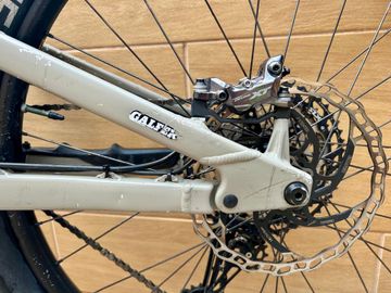 Used Rocky Mountain Altitude Powerplay 2021 Mountainbike, Light Gray — image 4 of 8