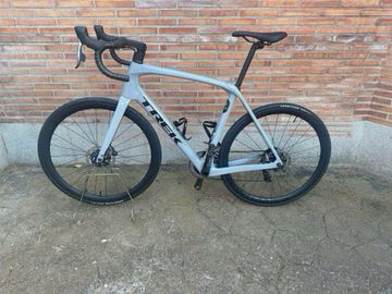 Trek Domane SL 7 AXS Gen 4 2023 2023 Road & Gravel usato, Grigio chiaro — immagine 1 di 11