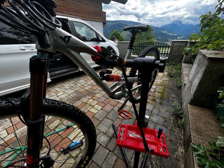 Used YT Industries Capra 27 AL LTD 2019 2019 Mountainbike, Light Gray, 27.5 — image 5 of 9