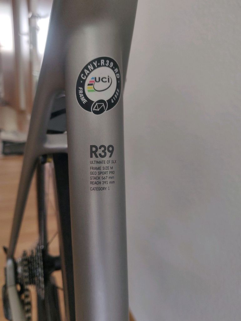 Canyon Ultimate CF SLX 8.0 2018 2018 Road & Gravel usato, Grigio chiaro — immagine 10 di 12