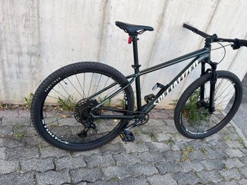 Used Specialized Rockhopper Expert 2022 2022 Mountainbike, Green, 29 — image 1 of 10