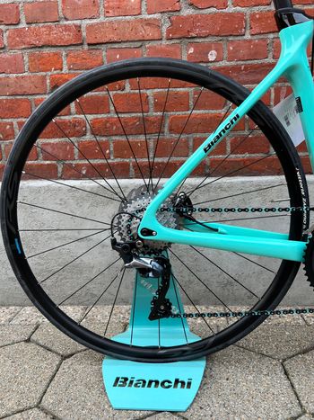 Used Bianchi NEW! Infinito XE/Disc Brakes/Voll Carbon/Shimano Ultegra/Size 53 & 55 & 57 2023 Road & Gravel, Grün — image 2 of 16
