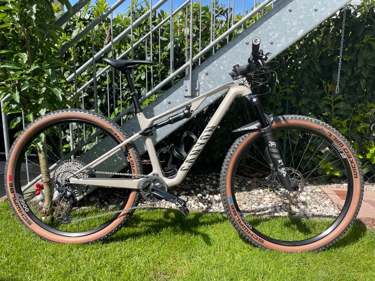 Used Canyon Lux Trail CF 6 2022 Mountainbike, Light Gray — image 11 of 12
