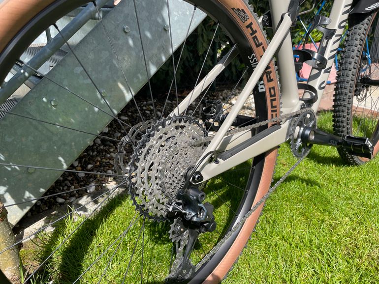 Used Canyon Lux Trail CF 6 2022 Mountainbike, Light Gray — image 12 of 12