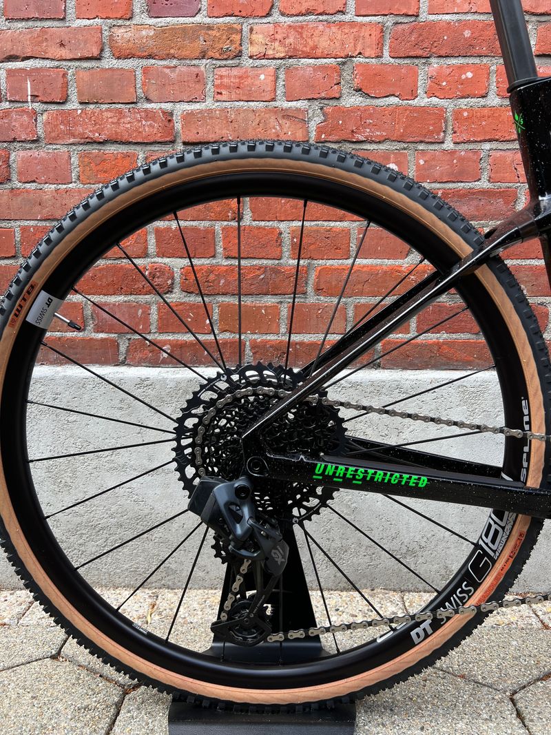 Used BMC NEW! URS 01 Four Gravel Carbon/SRAM GX AXS 1x12/Size L/DT-Swiss 2024 Road & Gravel, Green — image 2 of 16