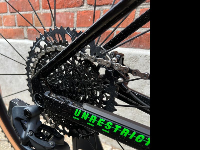 Used BMC NEW! URS 01 Four Gravel Carbon/SRAM GX AXS 1x12/Size L/DT-Swiss 2024 Road & Gravel, Green — image 10 of 16