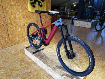 Použité Mondraker LEVEL R 2023 2023 Mountainbike — obrázek 4 z 5