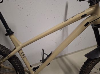 Used Commencal META HT AM RIDE SAND 2022 Mountainbike, Light Gray — image 7 of 12