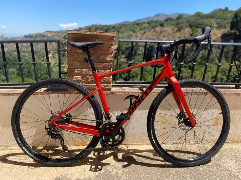 Used Giant Revolt 1 2022 2022 Road & Gravel, Red — image 1 of 10
