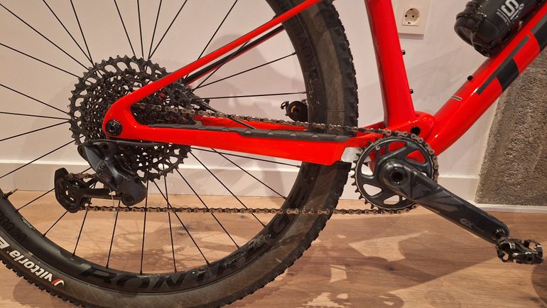 Used Trek Supercaliber 9.8 GX 2021 2021 Mountainbike, Rojo — image 2 of 4