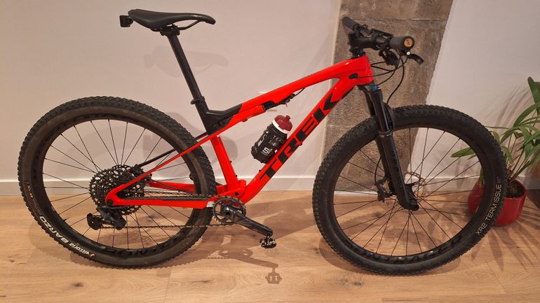 Used Trek Supercaliber 9.8 GX 2021 2021 Mountainbike, Rojo — image 1 of 4