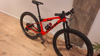 Used Trek Supercaliber 9.8 GX 2021 2021 Mountainbike, Rojo — image 4 of 4