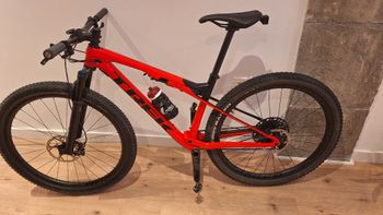 Used Trek Supercaliber 9.8 GX 2021 2021 Mountainbike, Rojo — image 3 of 4